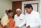 ఎమ్మెల్యే మనోహర్ రెడ్డికి రాఖీ కట్టిన మంత్రి సీతక్క..!